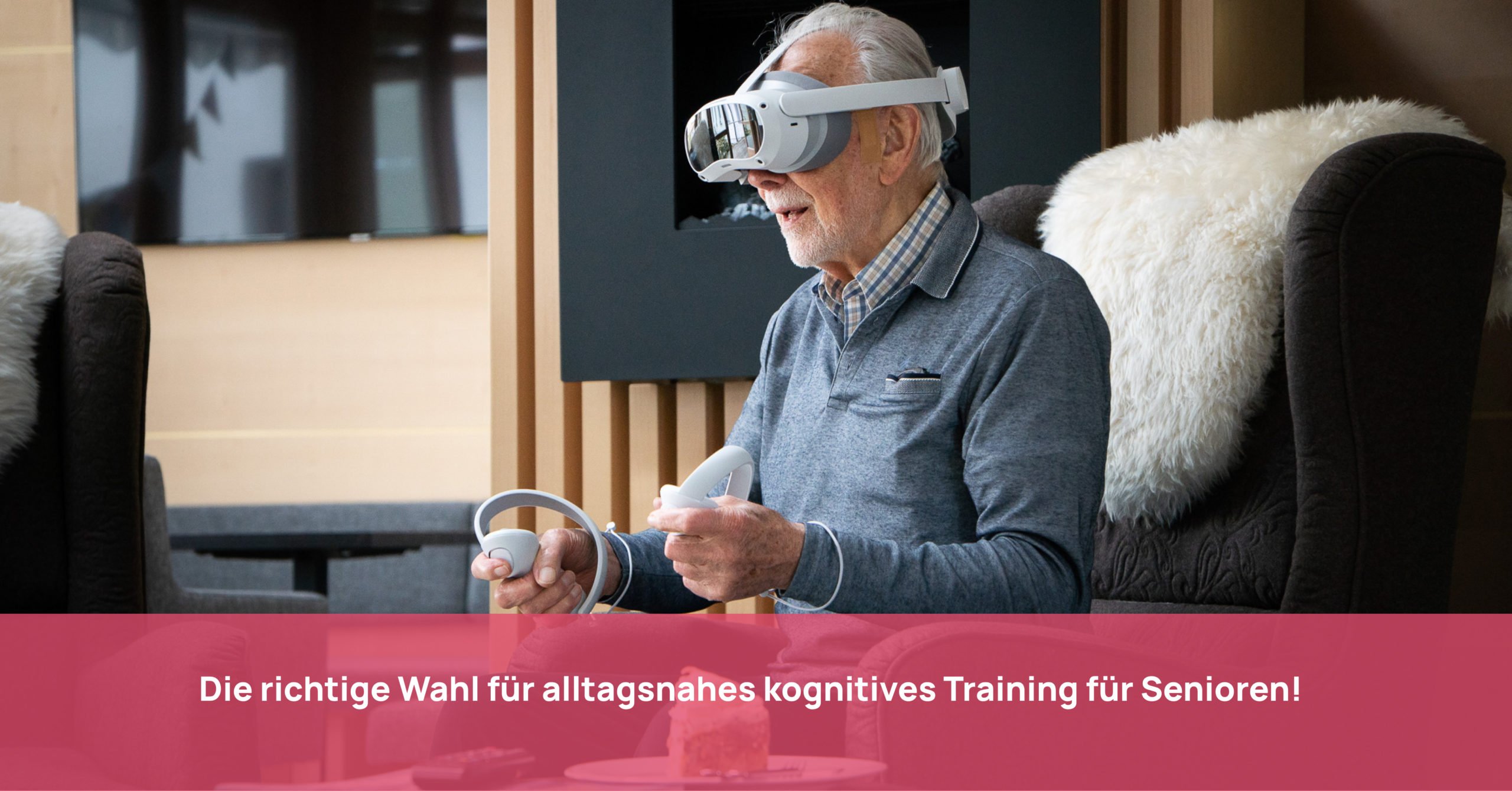 Senior trainiert auf dem Sofa mit VR-Brille und Controllern