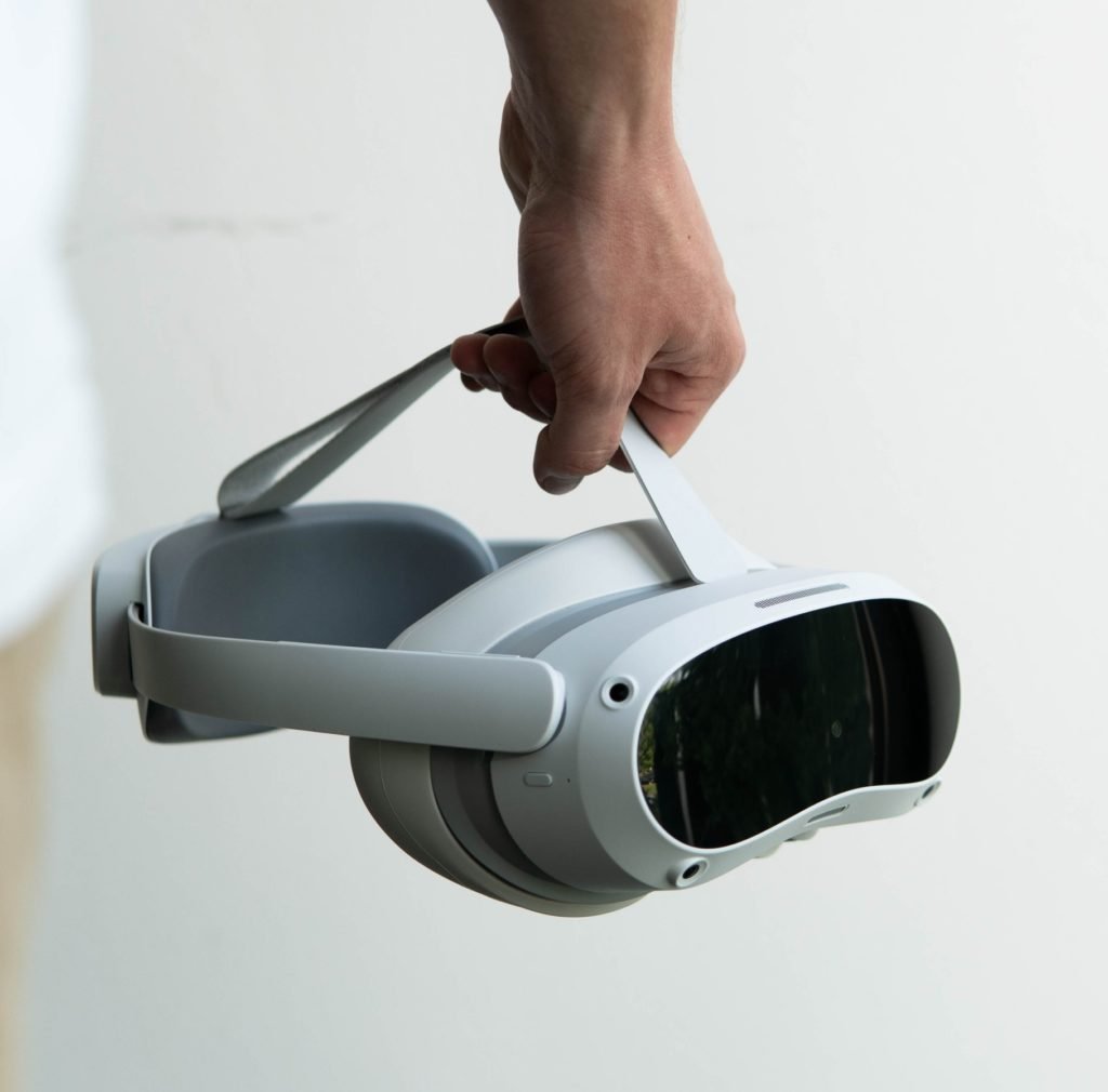 Eine Hand die eine VR-Brille haelt