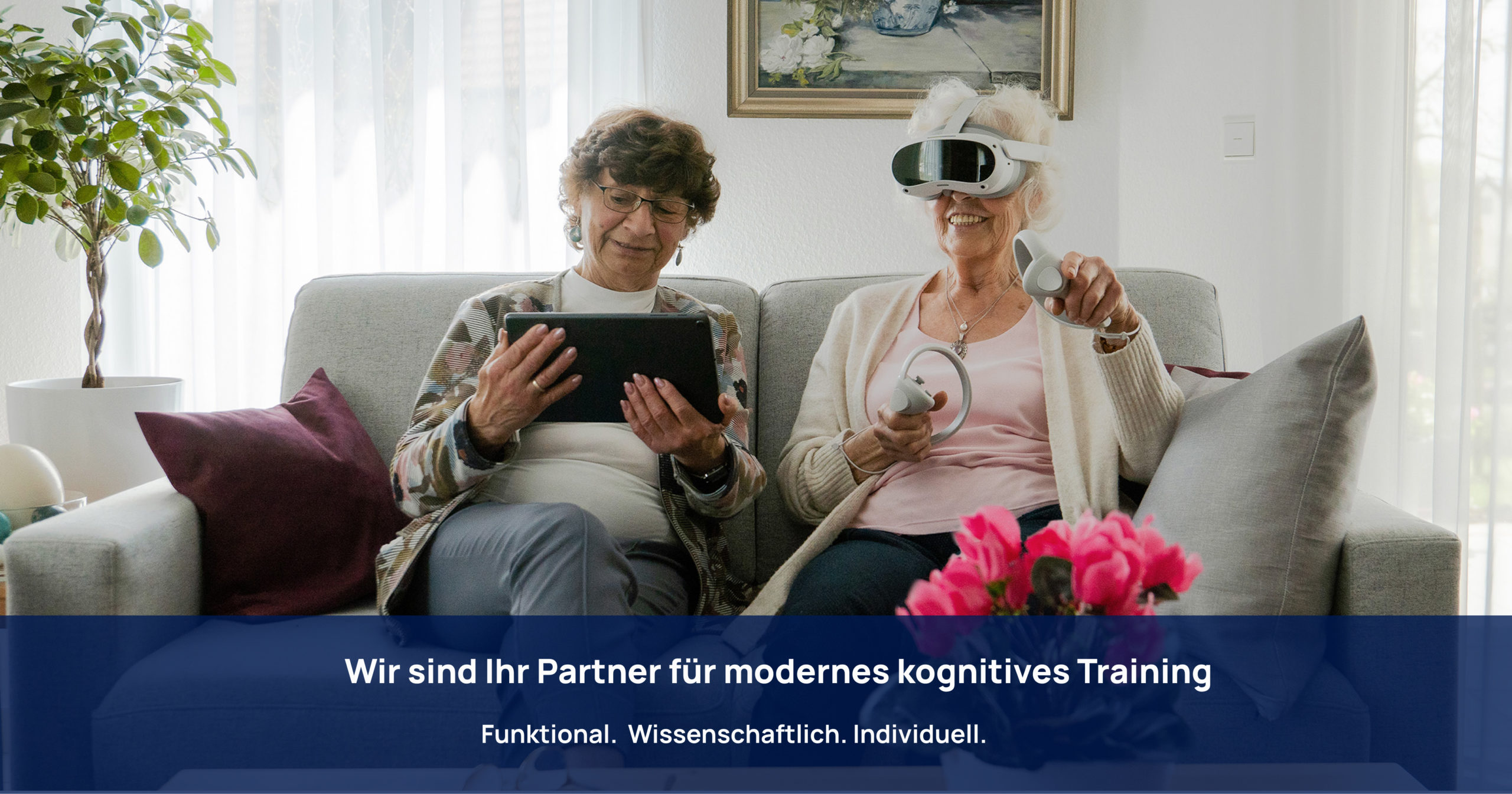 Zwei Seniorinnen auf einem Sofa trainieren gemeinsam mit einer VR-Brille