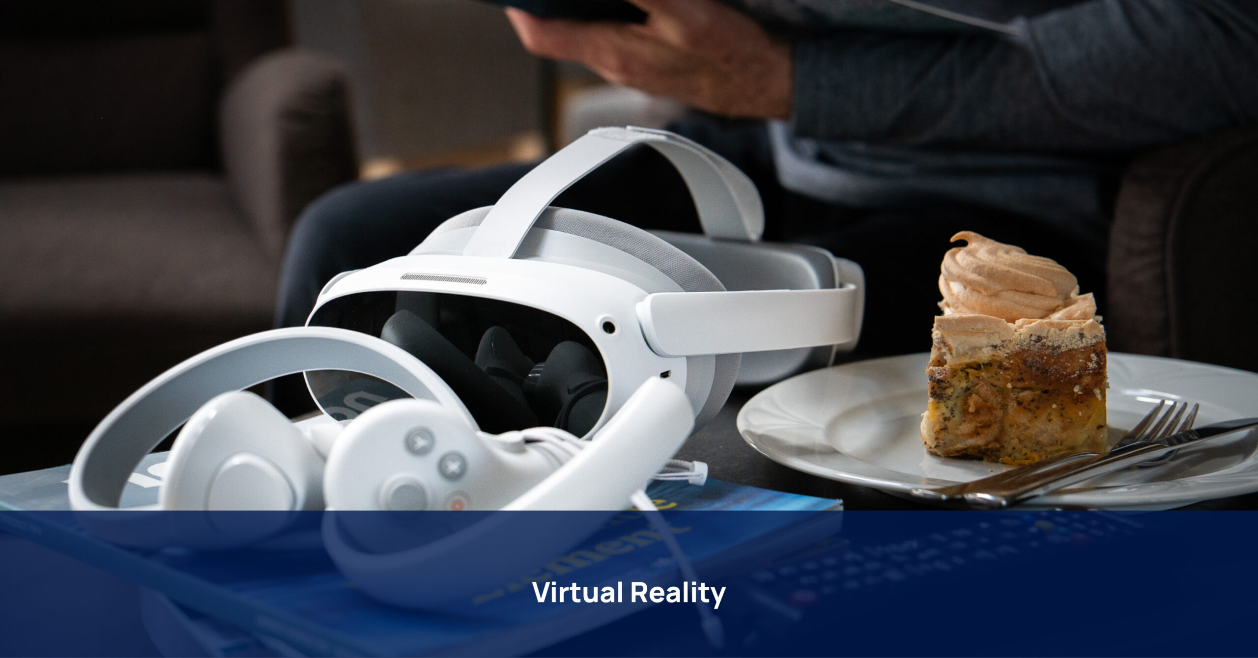 VR-Brille mit Controllern liegt auf einem Couchtisch