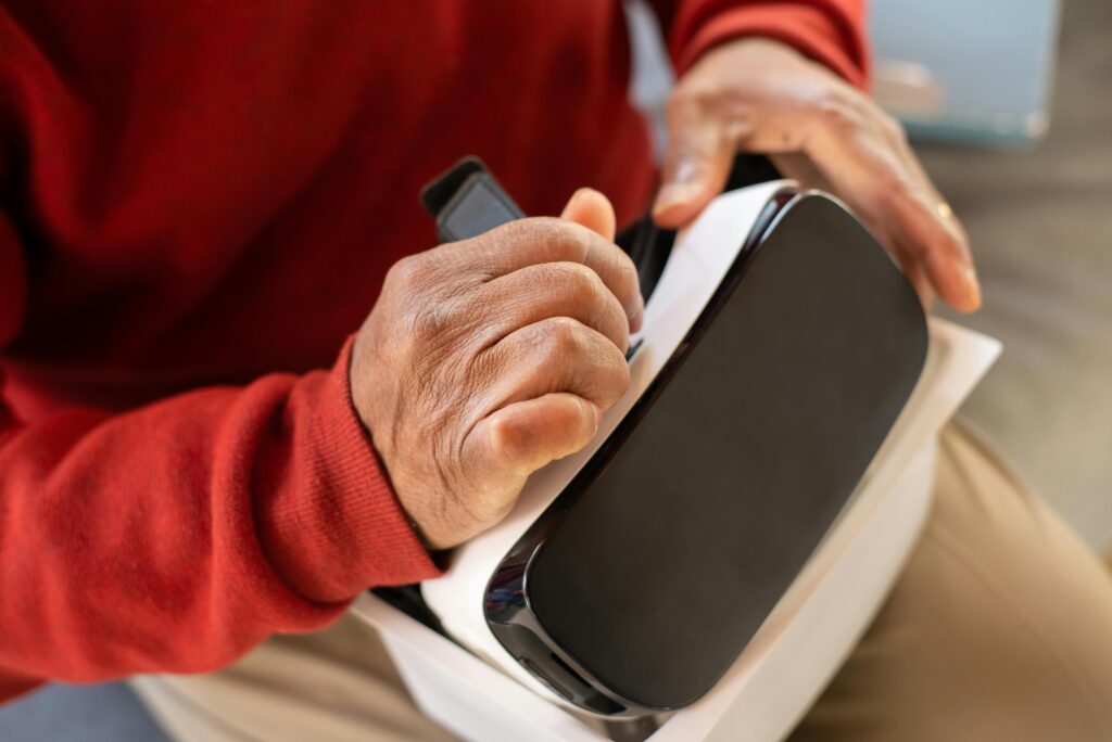 Un homme tient des lunettes VR dans ses mains.