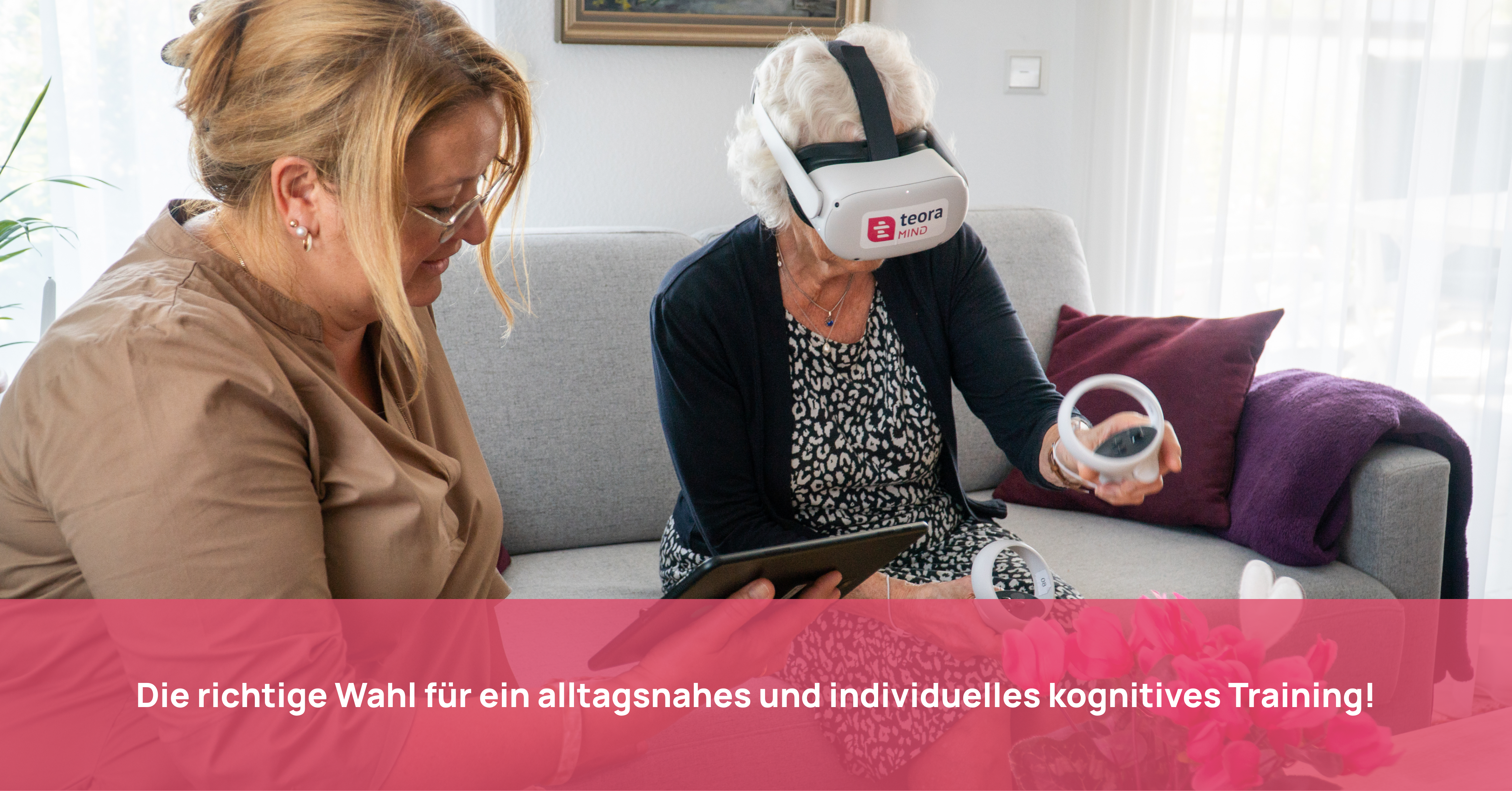 Seniorin sitzt auf dem Sofa und übt mit VR-Brille und Controllern