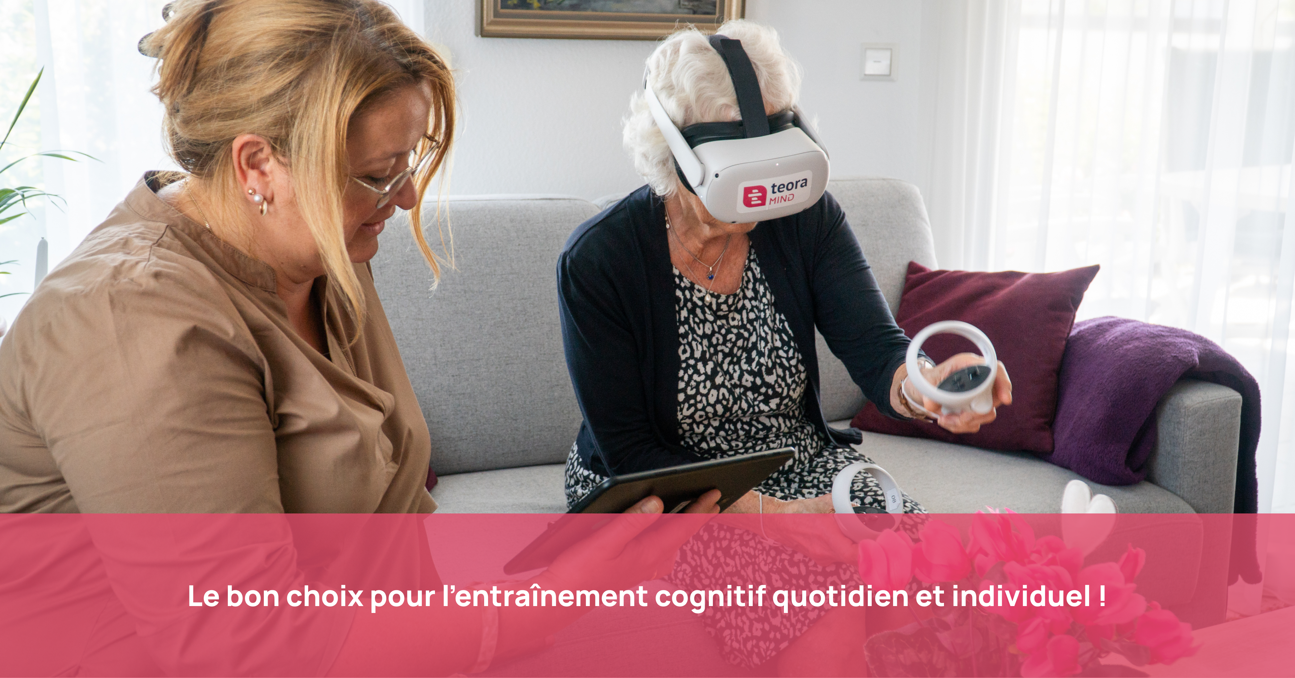 Une personne âgée assise sur le canapé s'entraîne avec des lunettes VR et des contrôleurs